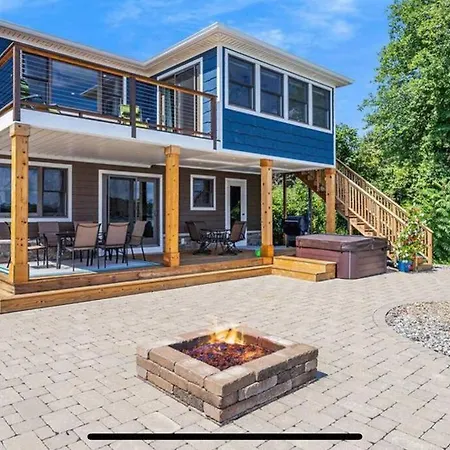 Cheerful Sister Lakes 4 Bed Room Lake House With Hot Tub